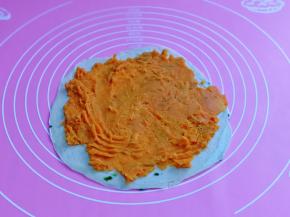 把红薯泥均匀的铺在手抓饼上。