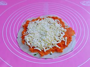 再均匀的撒上芝士。