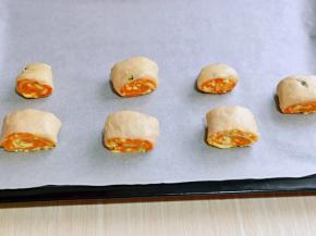 再切出自己想要的大小，我切的比较小，孩子吃起来方便。