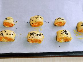 刷上一层全蛋液，撒上黑芝麻。