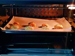 入烤箱，上下200度烤12-15分钟。(烤箱温度仅供参考，注意观察颜色)