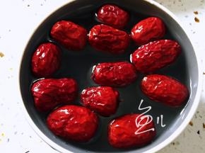 红枣洗净备用