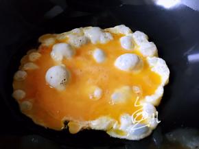 油锅烧热，放入蛋液