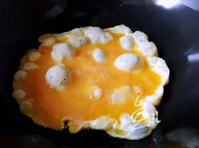 油锅烧热，放入蛋液