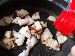 放入生抽炒匀