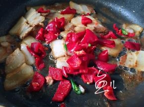 放入花椒辣椒
