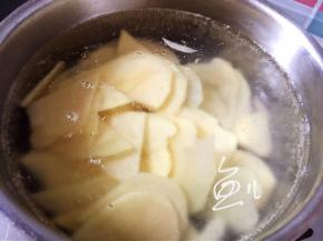 锅中烧开水，放入土豆片焯烫1分钟