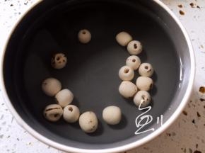 莲子洗净备用