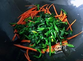 放入菠菜段