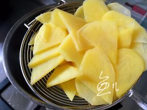 土豆片捞出沥干水分