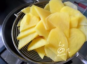 土豆片捞出沥干水分