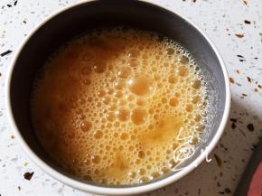 鸡蛋打散，搅匀