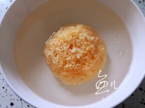 银耳用清水浸泡一会儿