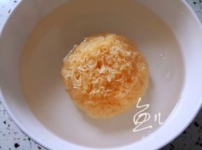 银耳用清水浸泡一会儿