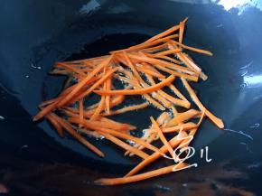 胡萝卜丝放入油锅翻炒片刻