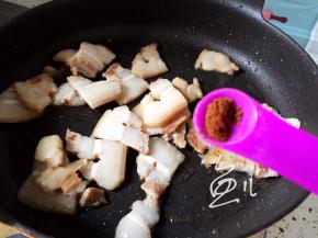 将五花肉中的油脂炒出来一些，放入五香粉