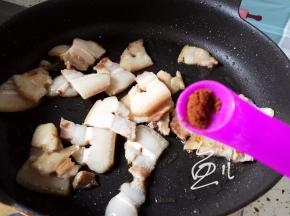 将五花肉中的油脂炒出来一些，放入五香粉