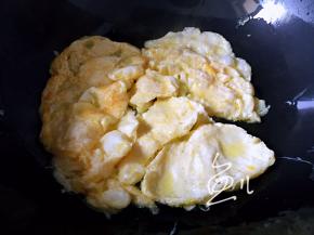炒至蛋液凝固盛出