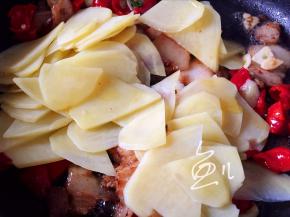 放入土豆片翻炒均匀