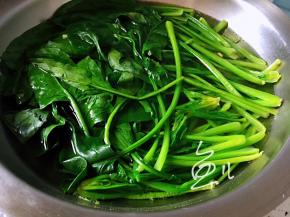 菠菜放入开水锅中，焯烫半分钟