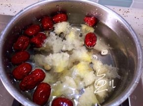 银耳、莲子、大枣放入汤锅中