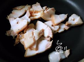 熟五花肉放入油锅中翻炒