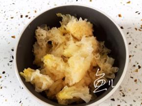 将银耳撕小块