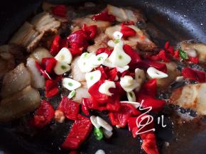 放入大蒜片翻炒均匀