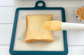 刷满融化好的黄油。