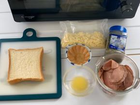 把所有材料准备好，火腿也可换成培根等，自己喜欢吃的都可以。把黄油隔水融化备用。欧芹没有的话可以用香葱。