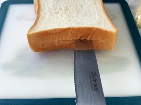 厚吐司片中间切一刀，周围不要切开，切成口袋的样子。