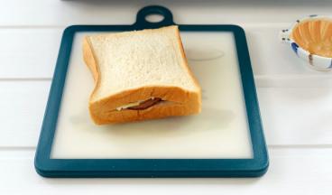 把火腿和马苏里拉芝士都塞进吐司片中。