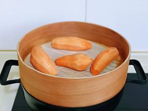 红薯去皮，隔水蒸熟，最后用了两个半蒸熟的红薯，我的派模具是7寸，量可以根据实际情况调整。