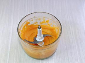 蒸熟的红薯放入料理机中，加入35克牛奶，细砂糖，鸡蛋，打成泥状，取出备用。