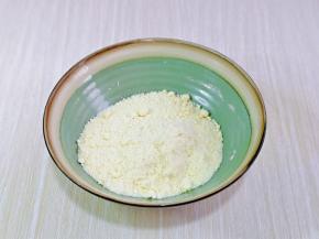 戴上食品手套，搓成细沙状。