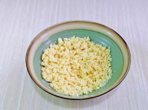 再分次加入牛奶，搅拌至无干粉。