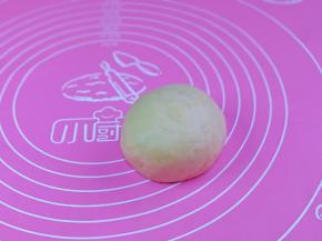 再揉成面团，用保鲜膜或者食品袋包起来，放入冰箱冷藏30分钟。(切记是冷藏)