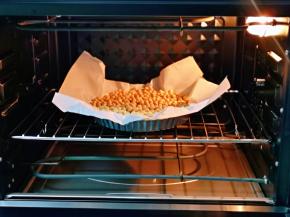 烤箱180度预热5分钟，再放入派皮，烤10分钟。(派皮上加一张油纸，再装上黄豆，其它豆类也可以，这样避免派皮经过高温烘烤后，中间突起)