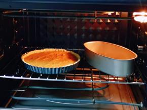 两个模具入烤箱中层，上下管175度烤20-25分钟。(时间及温度仅供参考) 大约烤了15分钟左右，小熊饼干差不多烤好了，可以提前取出来。