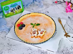 戴上隔热手套取出模具，把小熊饼干放在派的适当位置，装饰了几颗蓝莓，蔓越莓，再筛入奶粉，装饰个薄荷叶就可以啦～