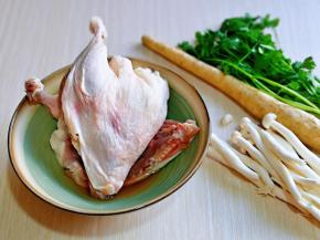 准备食材，我选用的是鸭腿，因为整只鸭太大，还有就是没有鸭腿精致，整只鸭需要扔的东西太多哈哈，鸭腿就不一样啦！