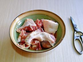 将鸭腿用食品剪刀剪小块，用温水洗干净。