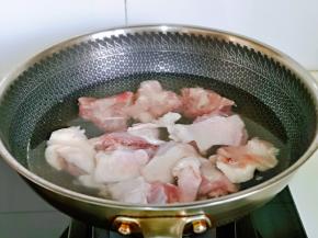 鸭块焯水，冷水下锅，大火烧开，煮3分钟，看出用温水冲洗干净。