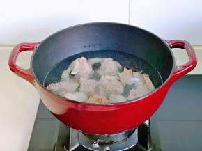 将鸭块放铁锅中，加入纯净水，再加入一勺料酒，大火烧开，