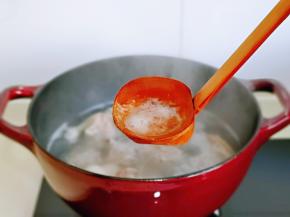 撇出浮沫，转中小火煮10分钟，10分钟后将鸭肉捞出。