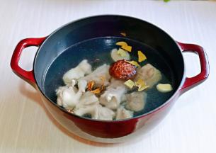 铁锅中再次加入纯净水，适当多一点，加入香菇，及香料。(鸭肉比较肥，油脂比较多，这样煮10分钟把汤倒掉再换水，加入香料，炖出来的汤不腥不腻)