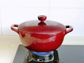 盖上盖子大火烧开，转小火炖20分钟。