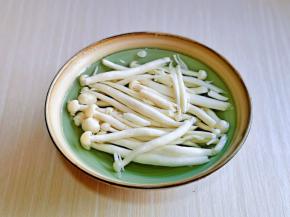 海鲜菇去根，洗干净。