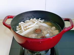 20分钟后加入洗干净的海鲜菇，再炖20分钟，关火焖30分钟。(不要开盖)