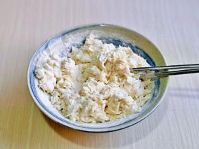 搅拌至絮状且无干粉就可以，所以这里没有给出水量，不同面粉吸水性不同，根据实际情况调整即可。